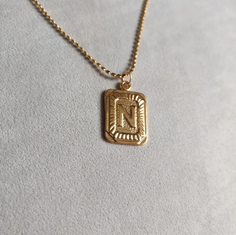 Women's "N" initial pendant necklace